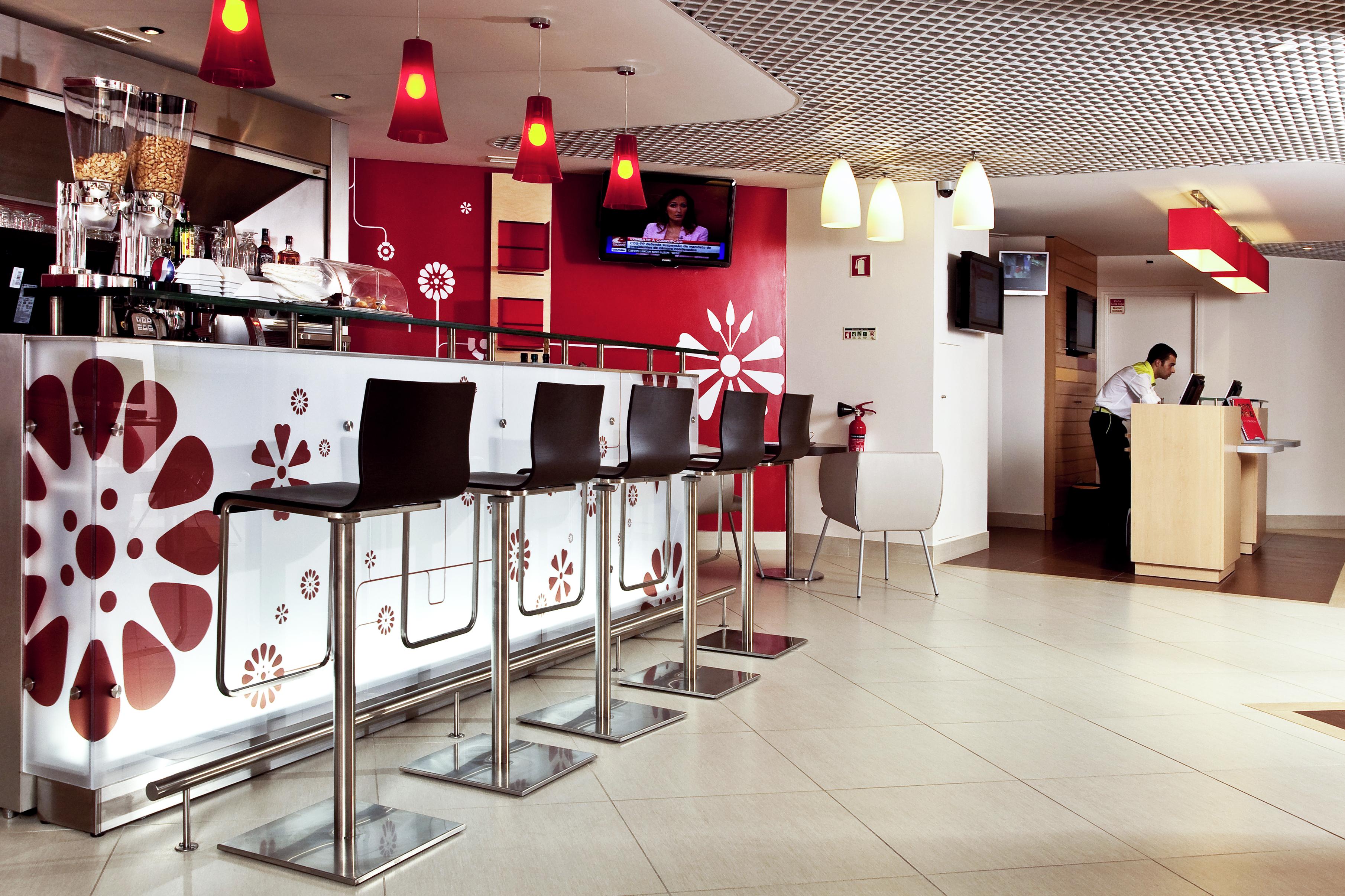 Hotel Ibis Porto Centro Sao Bento Esterno foto